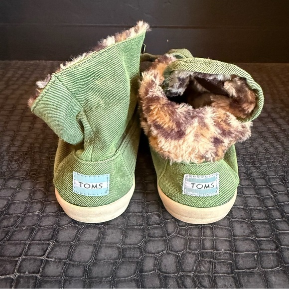 TOMS Canvas Chukka High-Low Ankle Boot Shoe Green Faux Leopard Fur Lined
US 10 - Picture 10 of 11